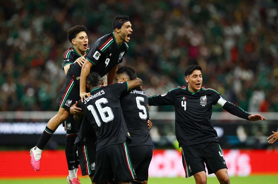 Los jugadores de México celebran el gol de Romo a Corea del Sur y el pase a la segunda ronda Los jugadores de México celebran el gol de Romo a Corea del Sur y el pase a la segunda ronda