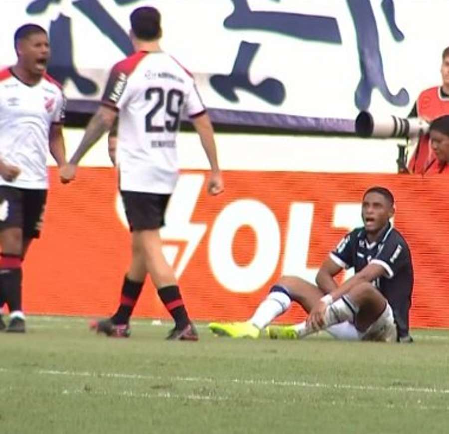 Jajá fez gesto obsceno no Remo - Athletico-PR Jajá fez gesto obsceno no Remo - Athletico-PR