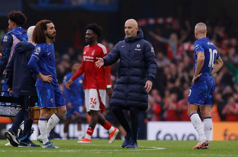 Chelsea-manager Enzo Maresca med Marc Cucurella og Mykhailo Mudryk