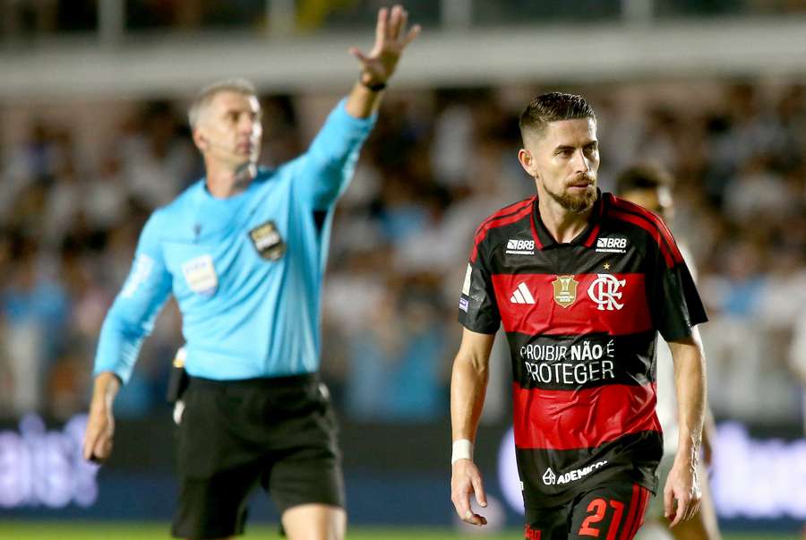 Jorginho foi expulso por Daronco no primeiro pênalti convertido por Neymar Jorginho foi expulso por Daronco no primeiro pênalti convertido por Neymar