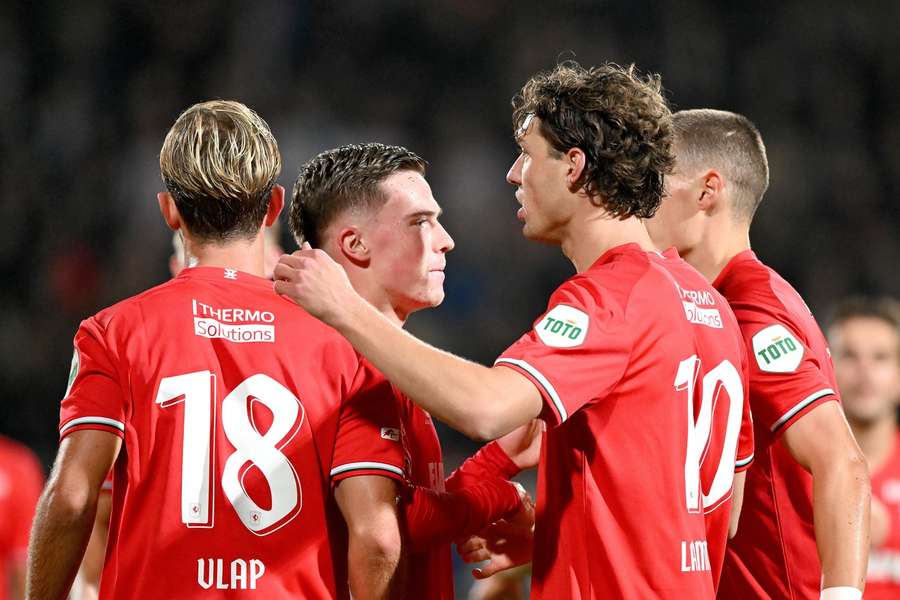 Sam Lammers viert de enige treffer van FC Twente in de uitwedstrijd bij Willem II