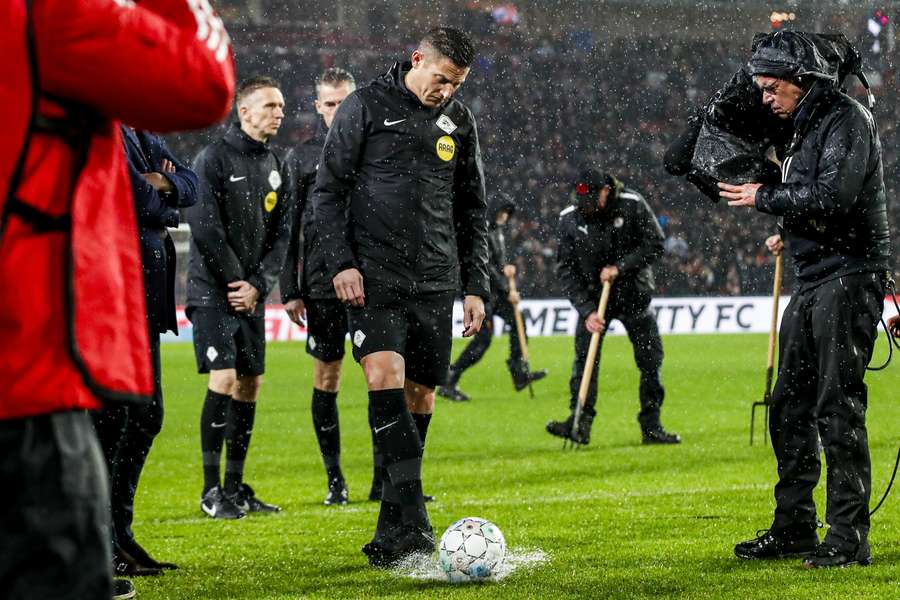 Scheidsrechter Jeroen Manschot probeert een balletje te trappen