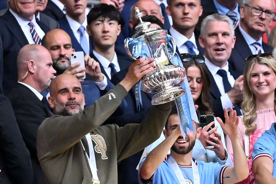 Pep Guardiola, antrenorul lui Manchester City, ține în mână Cupa Angliei după ce echipa sa a învins Manchester United în finala de săptămâna trecută.