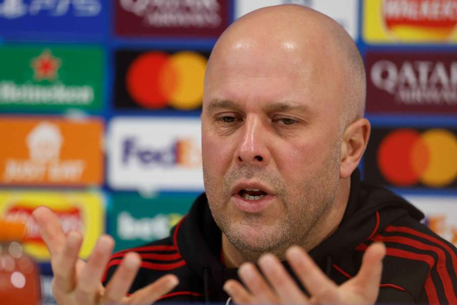 Liverpool boss Slot admits trying to si Liverpool boss Slot admits trying to si