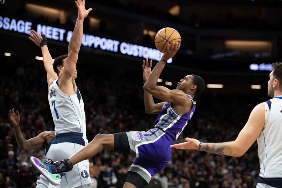 Kings' De'Aaron Fox scoort met een fadeaway in OT tegen de Mavs