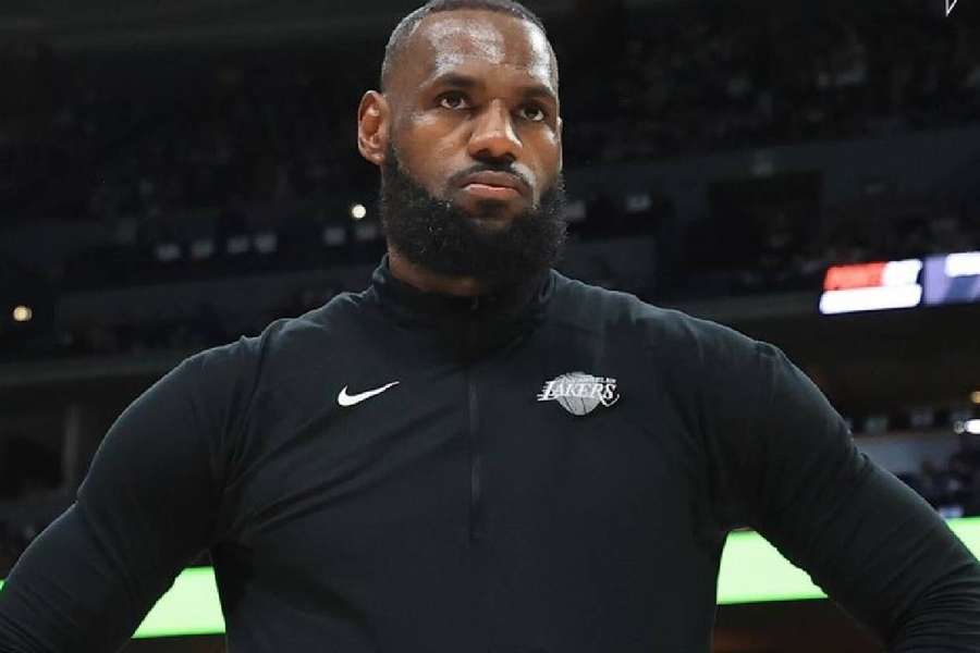 LeBron James errou as seis bolas de três que tentou contra os Nuggets