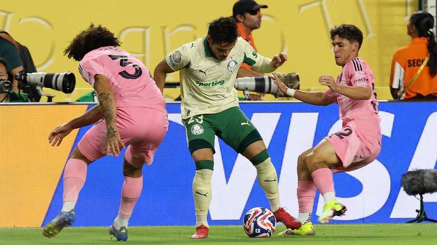 Veiga fez 1º tempo abaixo e foi substituído no intervalo Veiga fez 1º tempo abaixo e foi substituído no intervalo