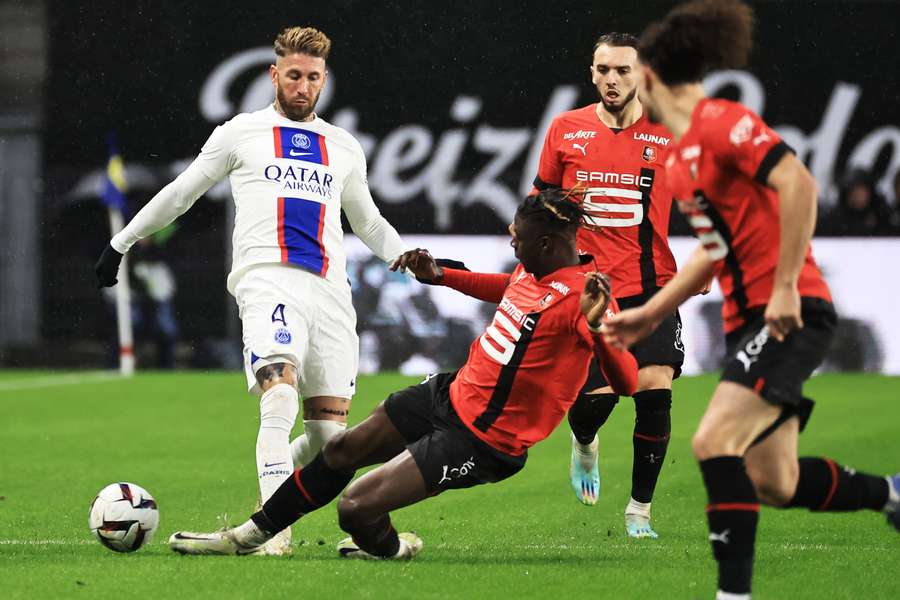 Lesley Ugochukwu glijdt naar de bal in duel met Paris Saint Germain's Sergio Ramos