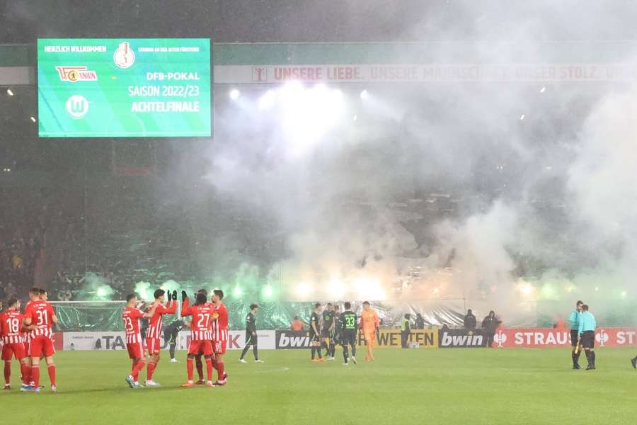 Wolfsburgs Fans hatten während des DFB-Pokalspiels bei Union Berlin im Januar Pyrotechnik gezündet.