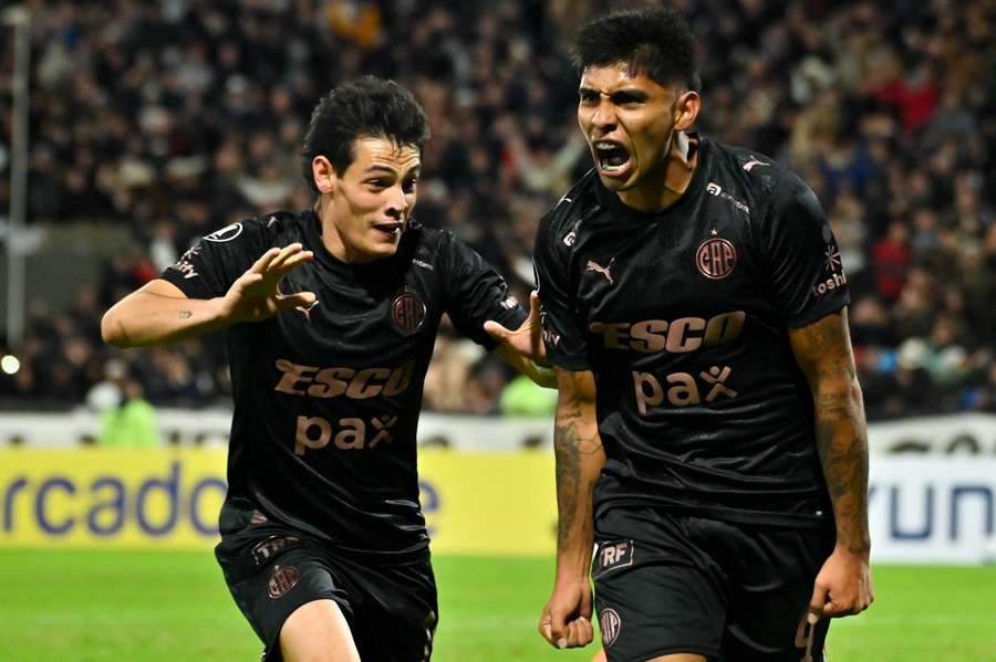 Jogadores do Peñarol comemoram gol contra o Platense. Jogadores do Peñarol comemoram gol contra o Platense.
