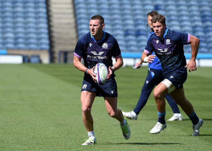 Finn Russell in actie tijdens een Schotse trainingssessie