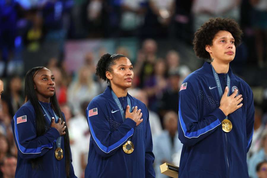 Brittney Griner luistert vol emotie naar het Amerikaanse volkslied