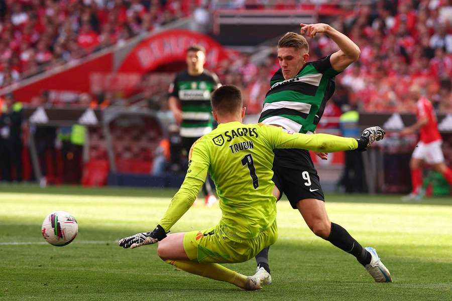 Sporting CP's Viktor Gyokeres in action with Benfica's Anatoliy Trubin 