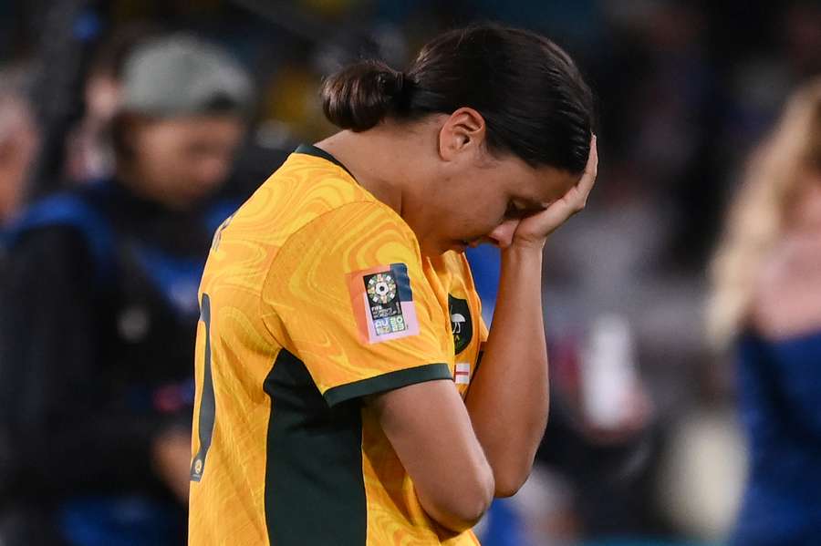 Sam Kerr parecia abatida depois de a Austrália ter sido eliminada do Campeonato do Mundo