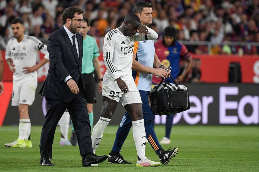 Mendy retirándose