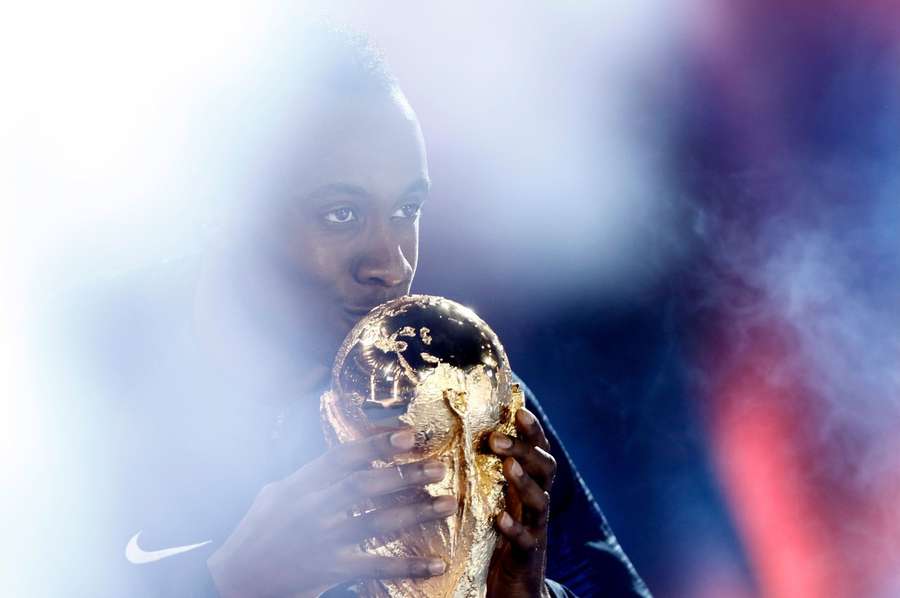 Matuidi con la Coppa del Mondo