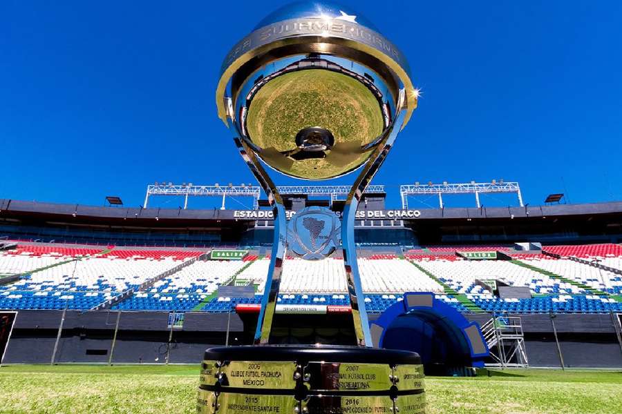 Troféu da Copa Sul-Americana no Defensores del Chaco, em Assunção, palco da final deste sábado (22)