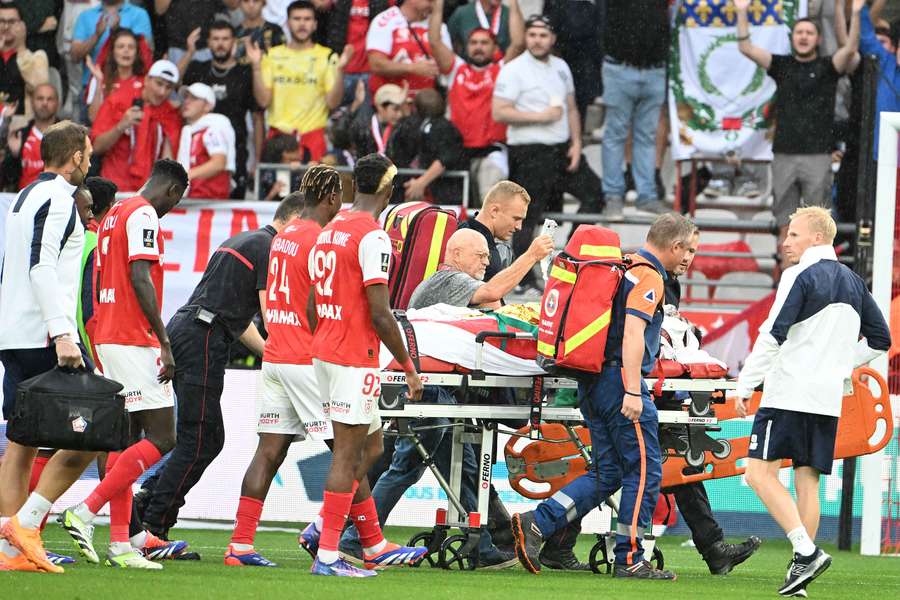 Angel Gomes teve de sair de maca, este sábado, no jogo com o Reims