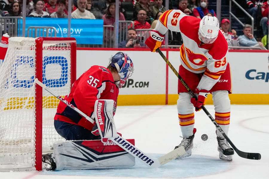 Adam Ružička zaznamenal okrem gólu i asistenciu, ale na víťazstvo jeho Calgary to nestačilo.