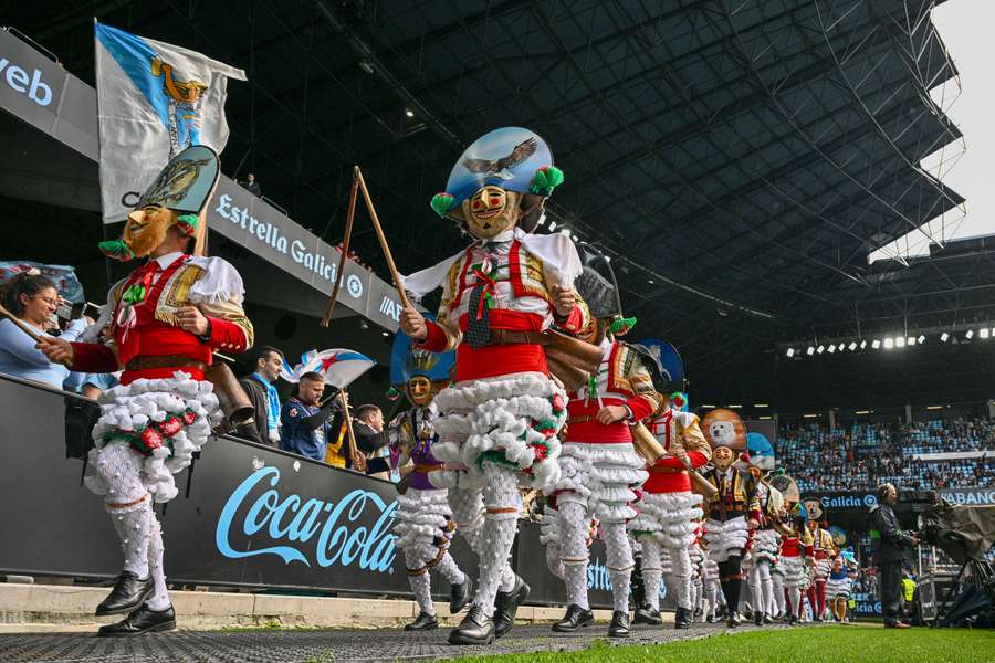 Grupa peliqueiros z galicyjskiej miejscowości Laza na murawie stadionu Balaidos 8 marca 2025 r.