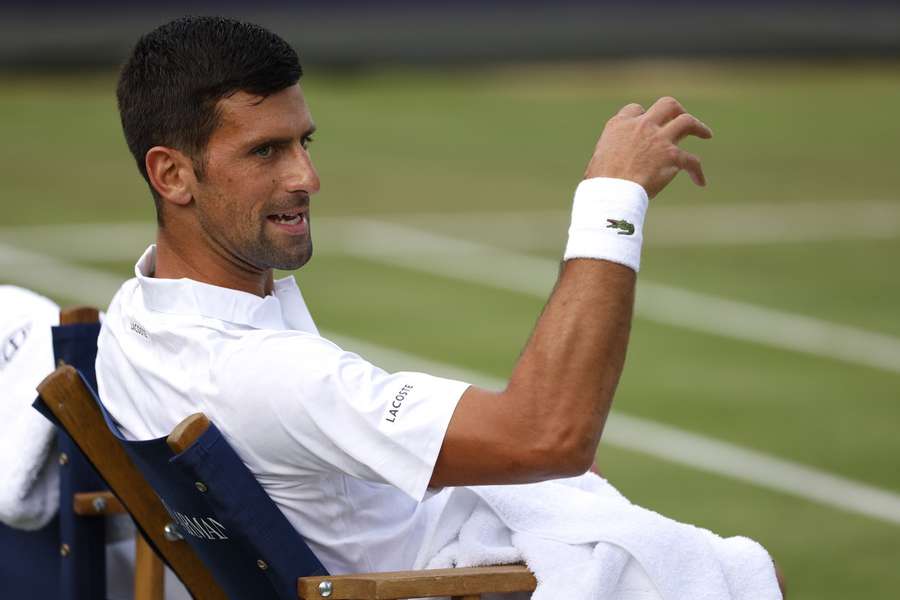 Djokovic s'échauffe pour Wimbledon à Hurlingham 