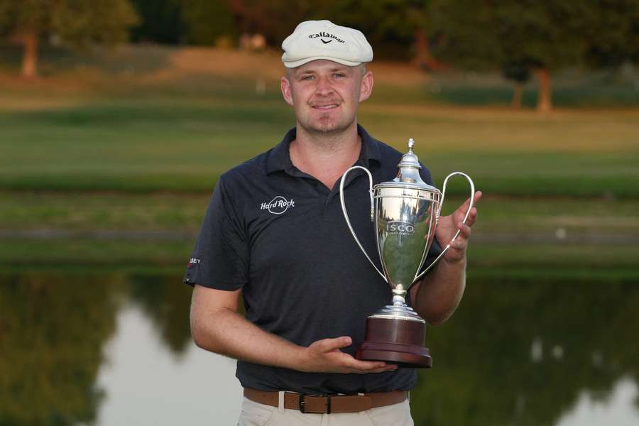 Harry Hall posa com o troféu depois de vencer o ISCO Championship