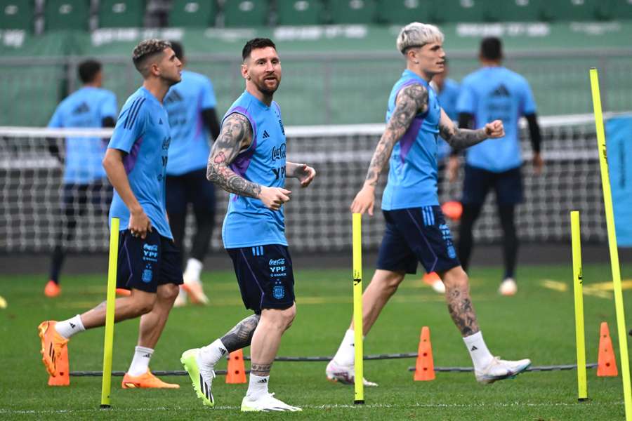 Messi treina na China com os seus companheiros de selecção.