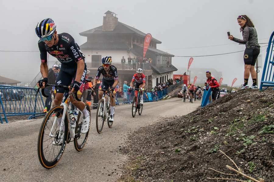 Wird aus dem Helfer der Kapitän? Lipowitz (l.) vor Roglic (m.)