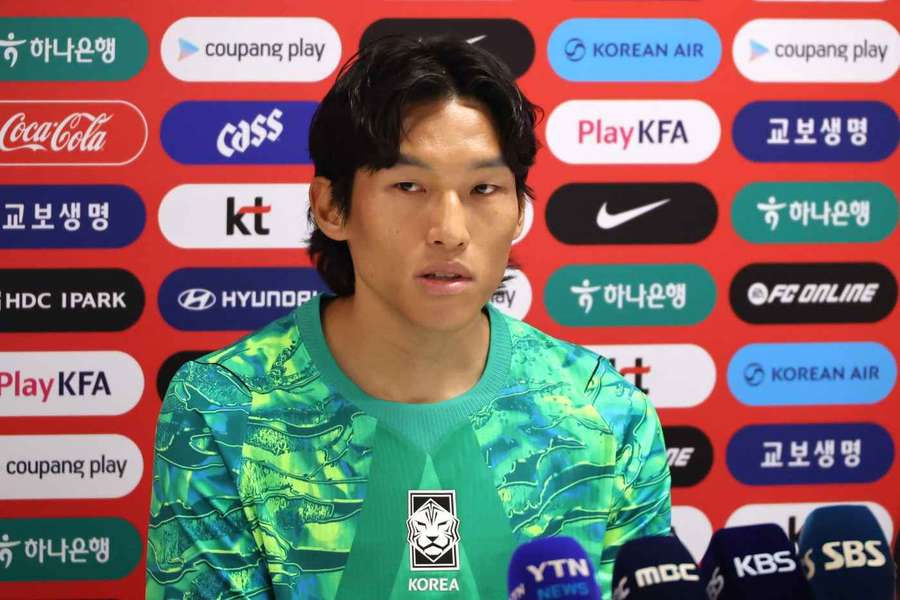 Jihokorejský brankář na tiskové konferenci.
