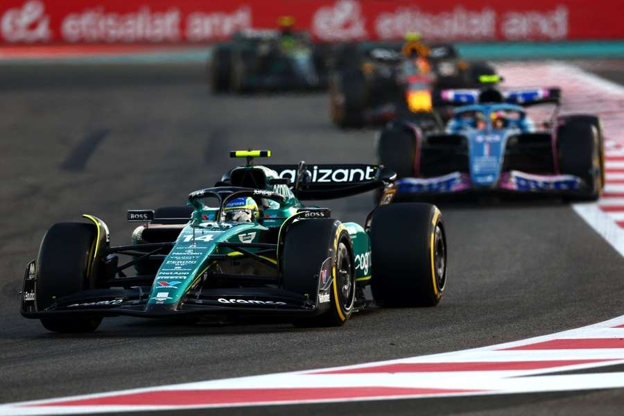Alonso ao volante da Aston Martin