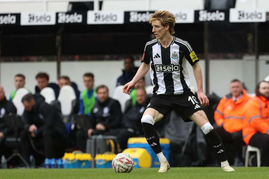 Howe explica a decisão de recurso de Gordon do Newcastle; pormenores sobre o revés de Hall