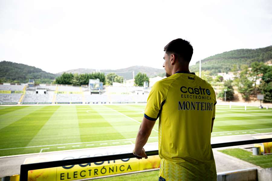 Diogo Monteiro troca Leeds pelo Arouca