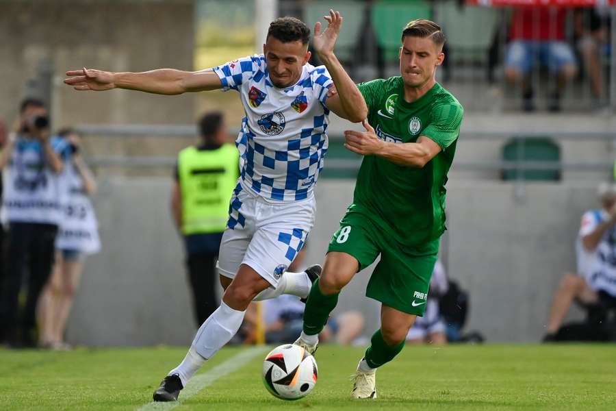 Roger a mai evoluat pentru Corvinul Hunedoara la începutul sezonului 2024/2025, în preliminariile cupelor europene