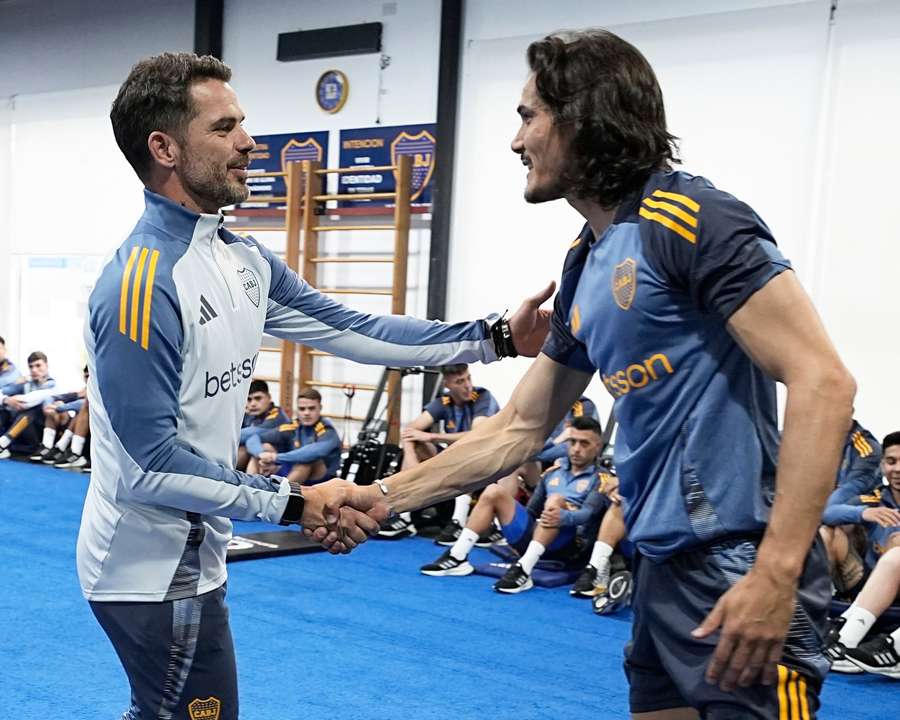 Gago (po lewej) witający się z Edinsonem Cavanim