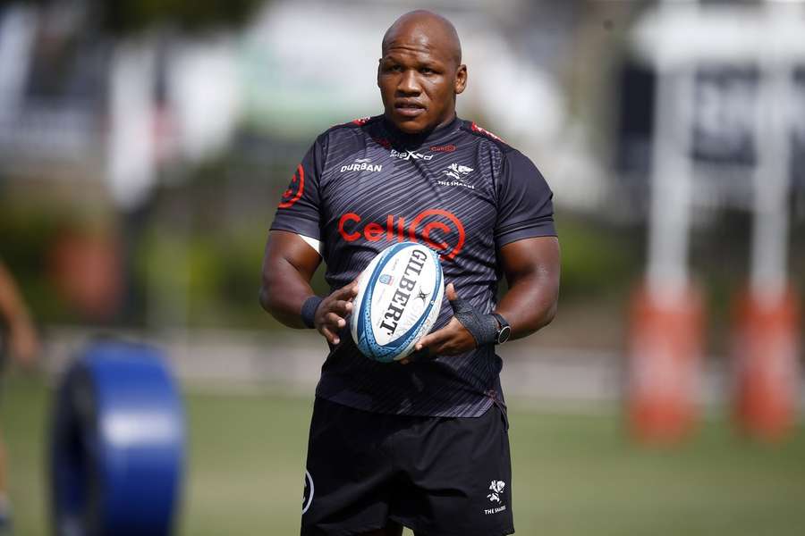 Bongi Mbonambi in Sharks training