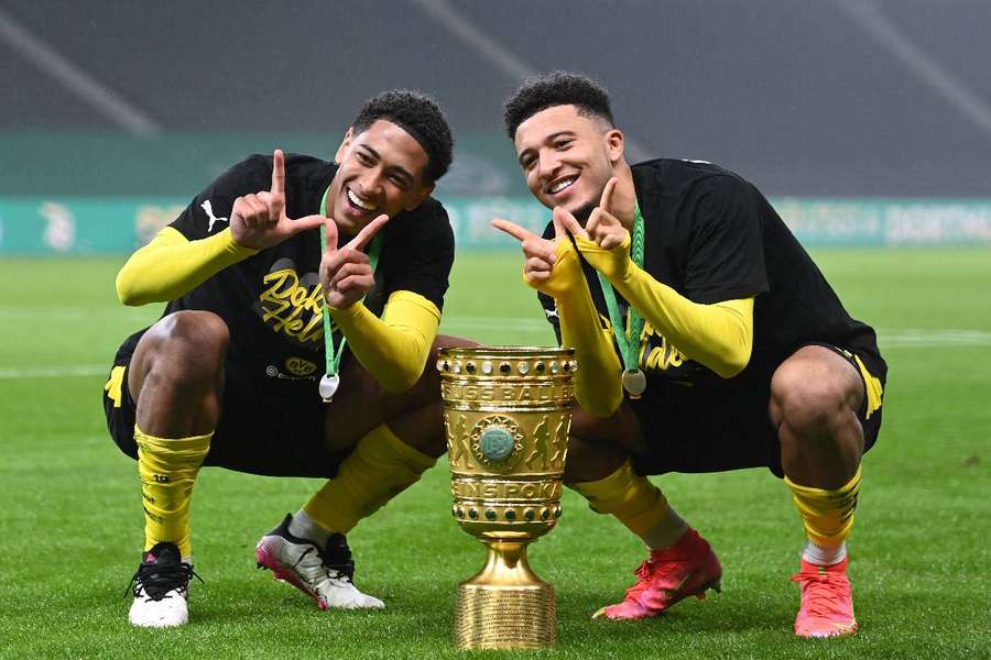 Jude Bellingham și Jadon Sancho sărbătoresc Cupa Germaniei câștigată cu Dortmund în sezonul 2020/2021