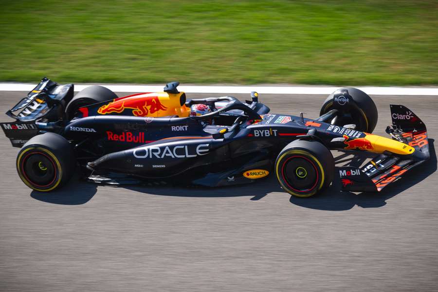 Max Verstappen seguiu no mesmo ritmo de 2023 no primeiro dia de testes