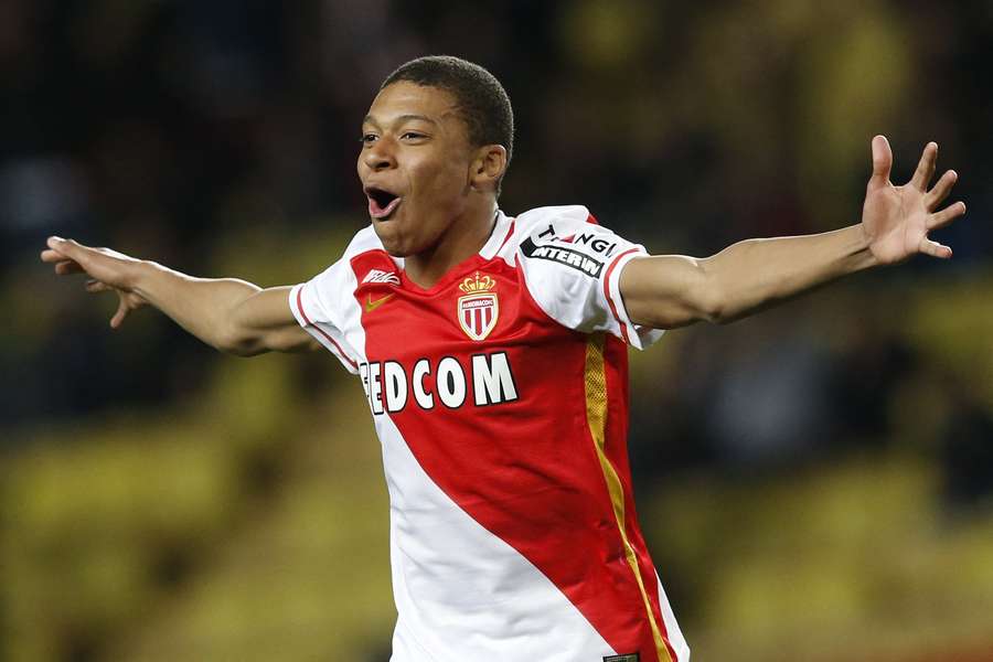 Mbappé celebra un gol con el Mónaco.