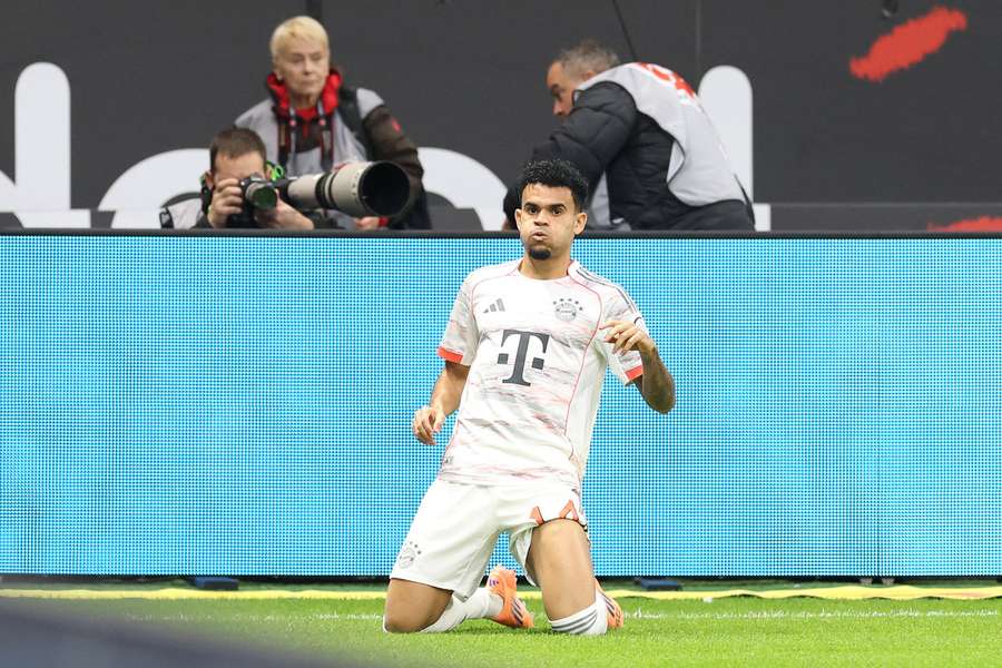 Luis Díaz bisou em Frankfurt