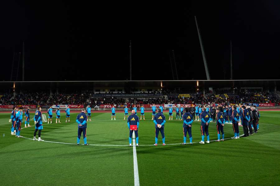 Minuto de silencio de la selección española por Ochotorena en la sesión a puerta abierta