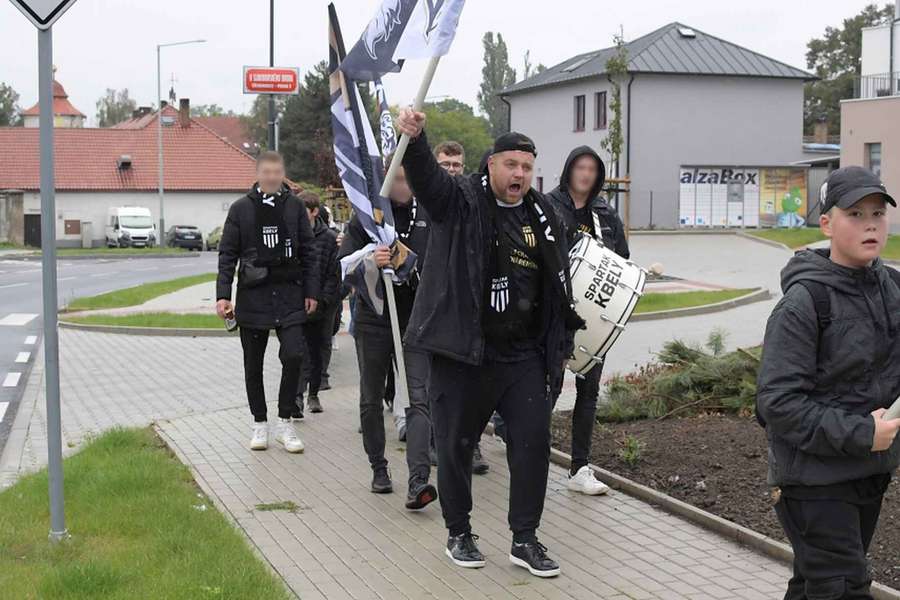 Desítky fanoušků Spartaku Kbely vyrazily pochodem k derby.