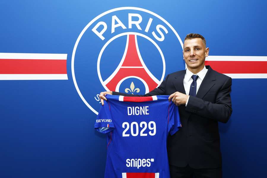 Lucas Digne posant avec le maillot 2026-2027 du PSG.