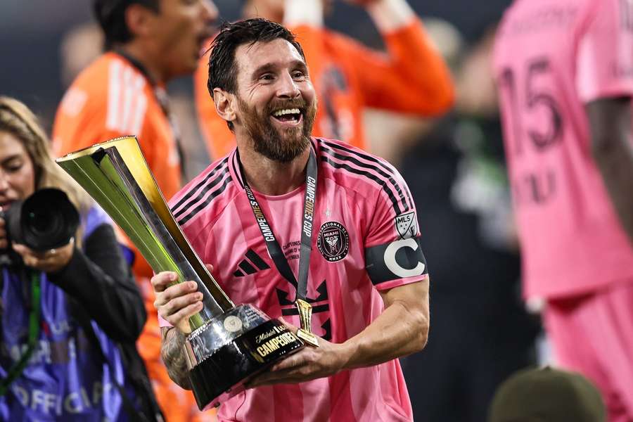 Messi s trofejí pro vítěze. Messi s trofejí pro vítěze.