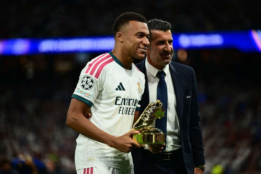 Mbappé ante Figo, después de recibir la Bota de Oro de la pasada Champions Mbappé ante Figo, después de recibir la Bota de Oro de la pasada Champions