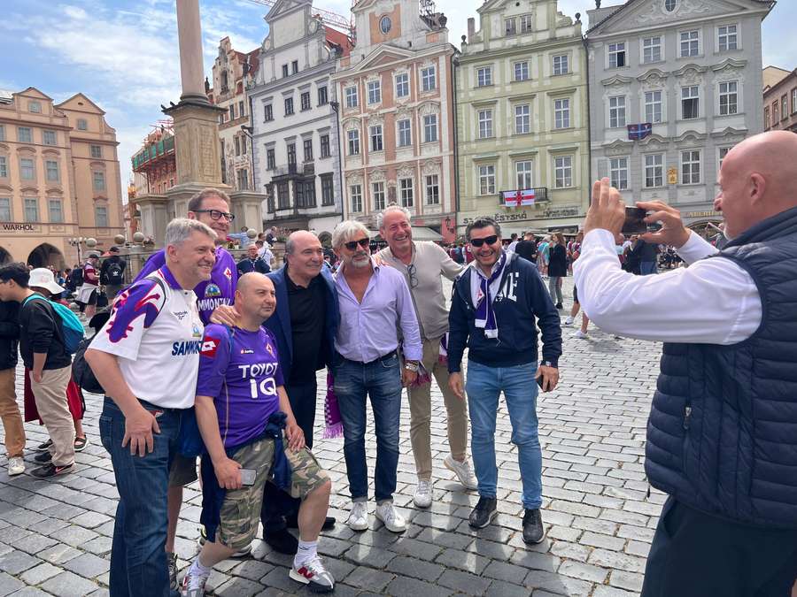 El presidente de la Fiorentina, Rocco Commisso, posa con los aficionados