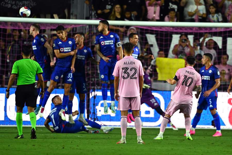 Lionel Messi zirkelt den Freistoß über die Mauer von Cruz Azul