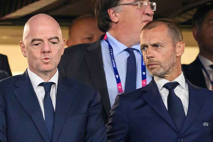 FIFA-Präsident Gianni Infantino (l.) und UEFA-Präsident Aleksander Ceferin tragen ihren Streit auf offener Bühne aus. FIFA-Präsident Gianni Infantino (l.) und UEFA-Präsident Aleksander Ceferin tragen ihren Streit auf offener Bühne aus.