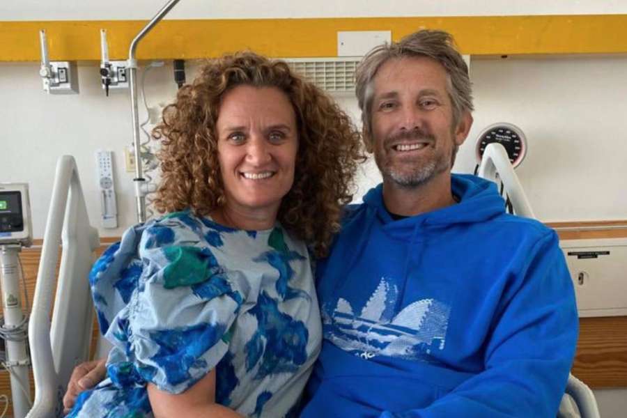 Edwin van der Sar posted this picture on his Twitter page. The former player sits next to his wife Annemarie van Kesteren in hospital