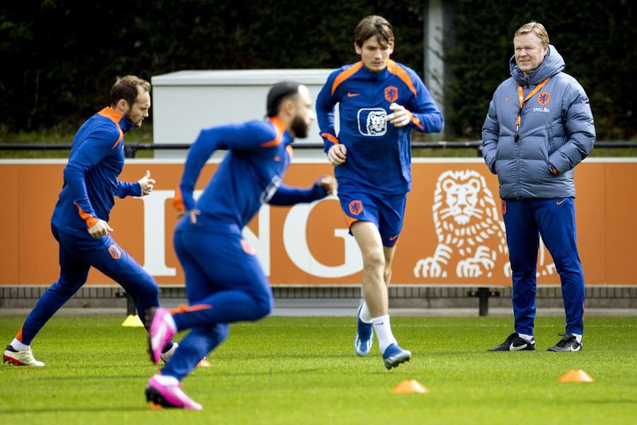 Daley Blind, Memphis Depay en Marten de Roon op de training