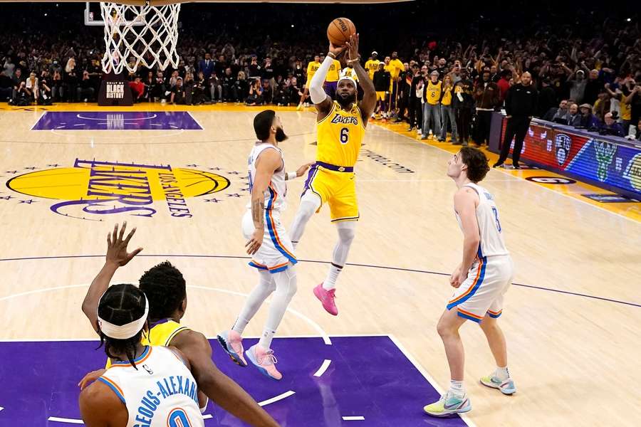 LeBron James met het fadeaway jumpshot waarmee hij all-time topscorer van de NBA werd